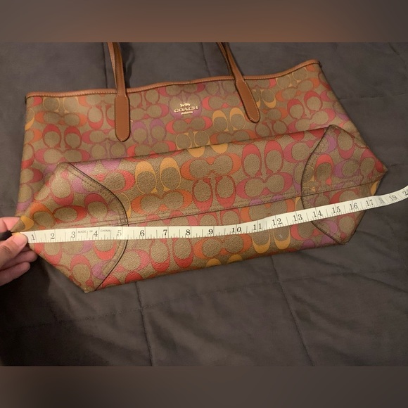 Coach rainbow city tote bag. - Picture 8 of 10